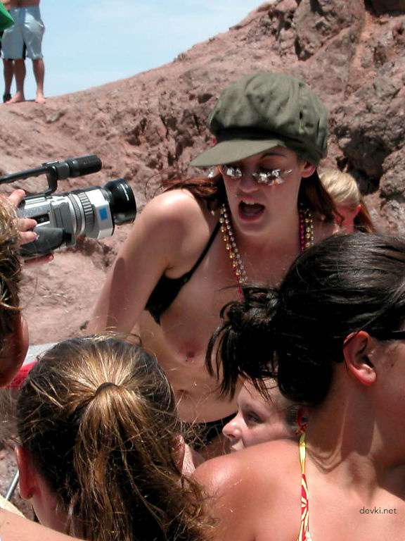 Explicit Amateur Girls Publicly Undressing - Hot Naked Babes Exposed