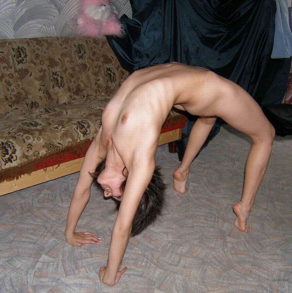 Sultry Babe Poses Nude: Amateur Explicit Photoshoot