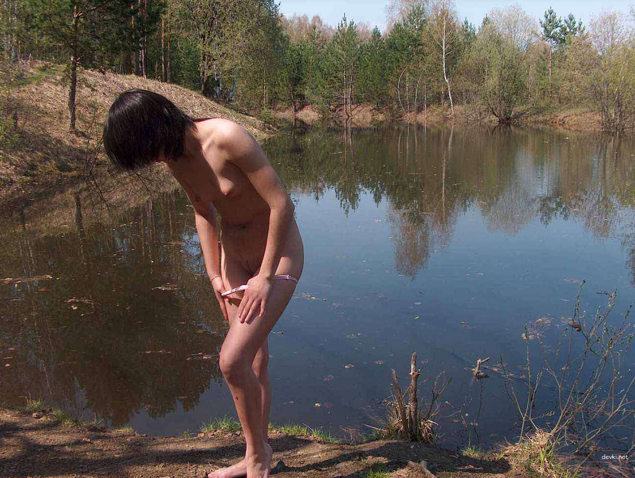 Sultry Babe Poses Nude: Amateur Explicit Photoshoot