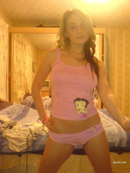Topless Blonde Poses Amateur Photo - Explicit Nudity and Seductive Beauty