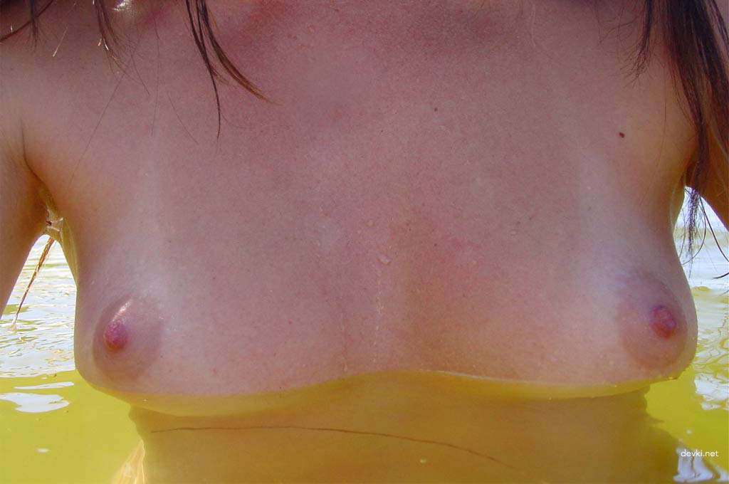 Amateur Cutie Vacation Snap: Seductive Beauty Exposed!