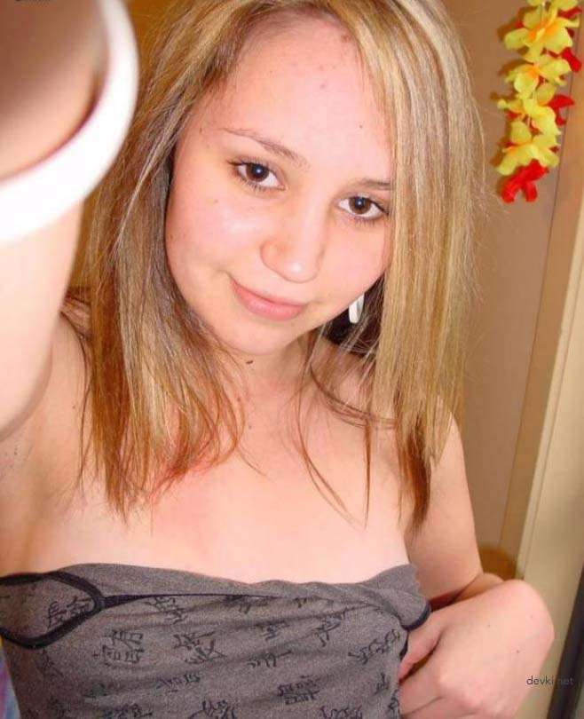 Young Girl Poses Naked in Amateur Photo Shoot