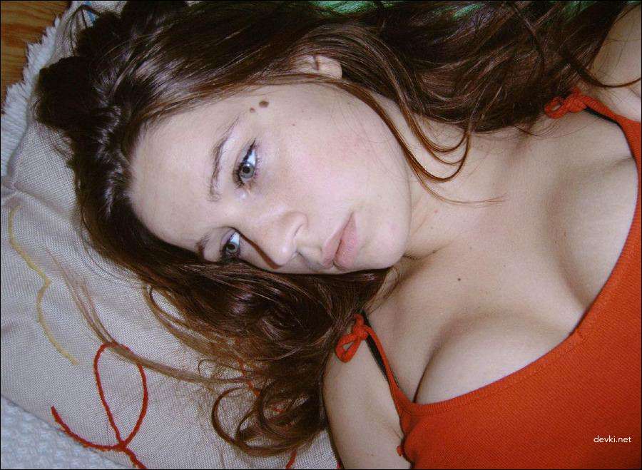 Explicit Amateur Photo: Naked Brunette with Curvy Body