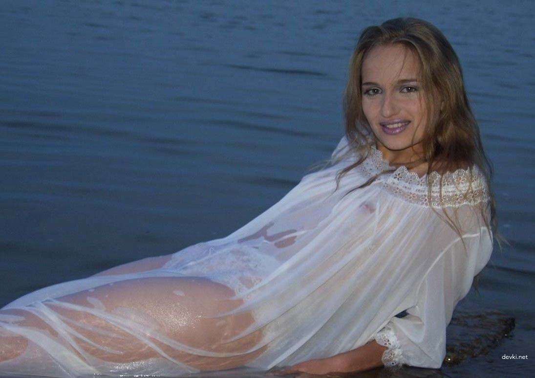 Amateur Vacation Girl Exposed: Sexy Beach Babe in Bikini