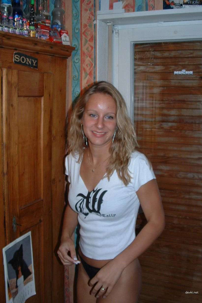 Explicit Nude Photoshoot of Beautiful Naked Girl - Amateur Explicit Content