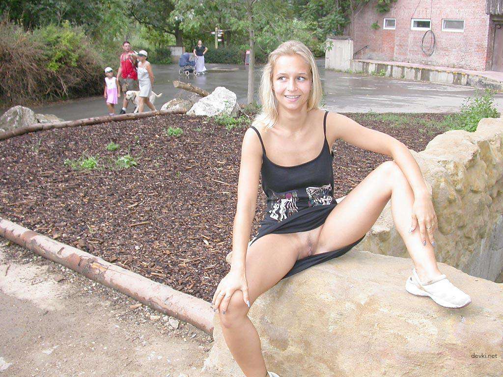 Public Strip Tease by Young Amateur: Explicit Nude Exhibition