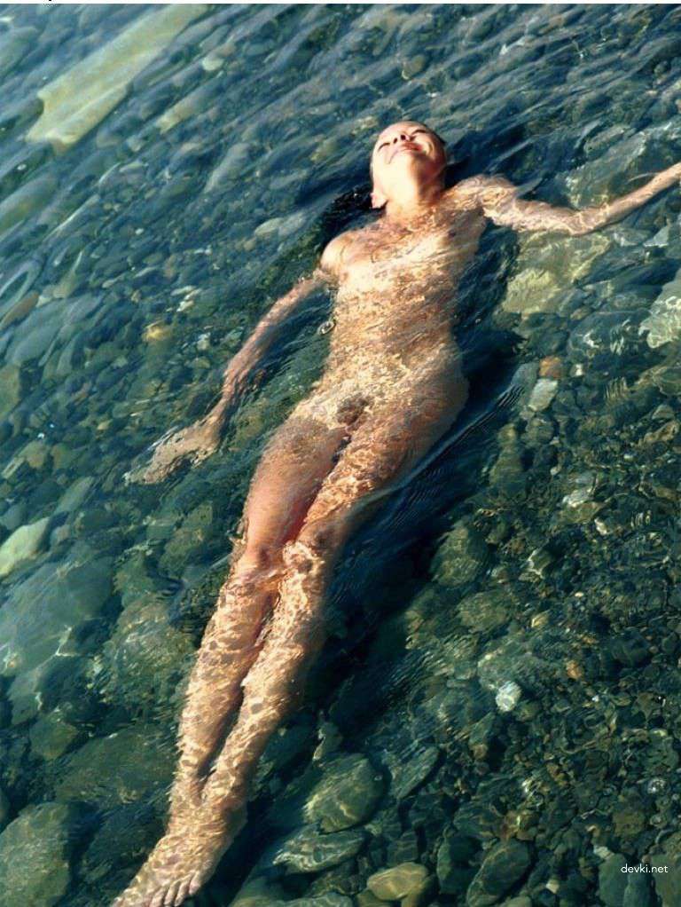 Sizzling Beach Babe Amateur Photo: Explicit and Provocative Shot!