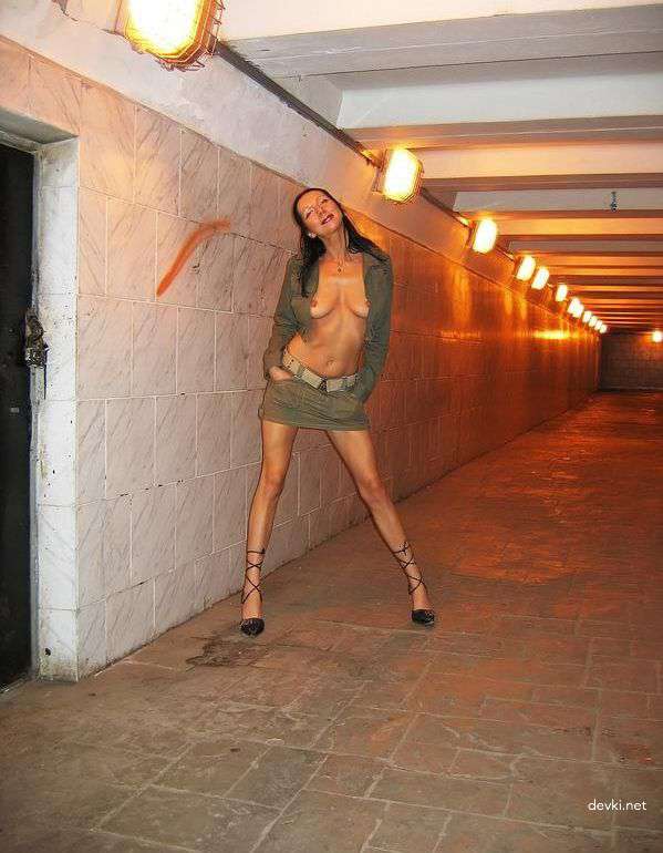 Mature Wife Strips Naked in Public - Amateur Outdoor Exhibitionism!
