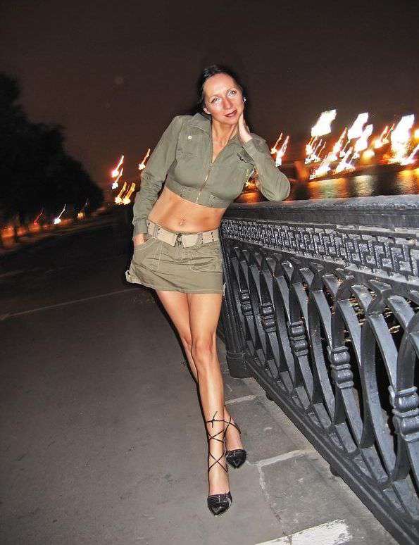Mature Wife Strips Naked in Public - Amateur Outdoor Exhibitionism!