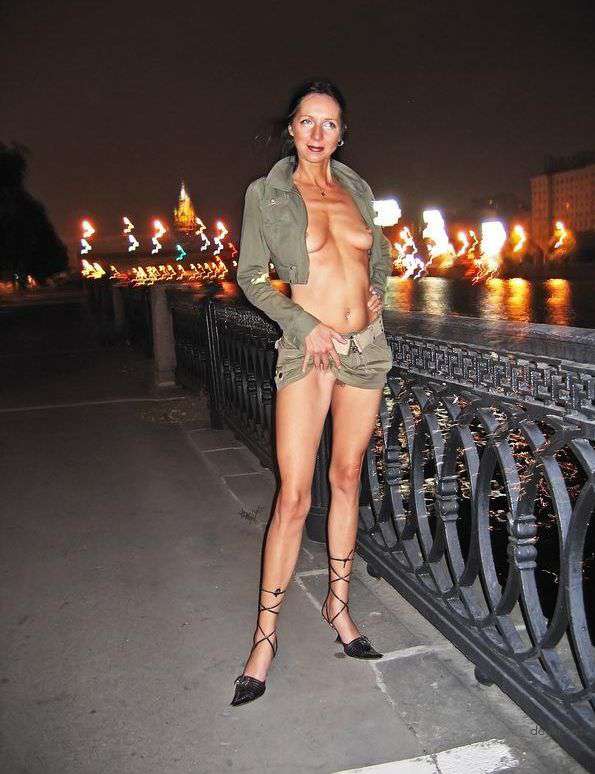 Mature Wife Strips Naked in Public - Amateur Outdoor Exhibitionism!