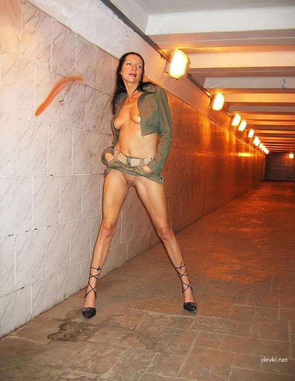 Mature Wife Strips Naked in Public - Amateur Outdoor Exhibitionism!