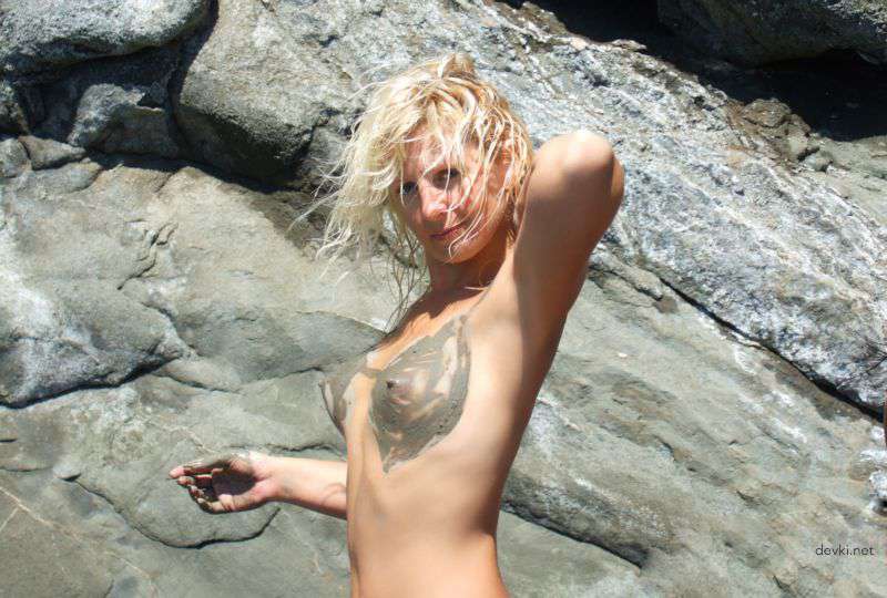 Amateur Friends with Hot Asses: Explicit Booty Photos