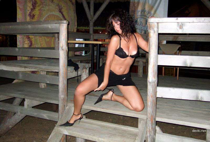 Amateur Friends with Hot Asses: Explicit Booty Photos