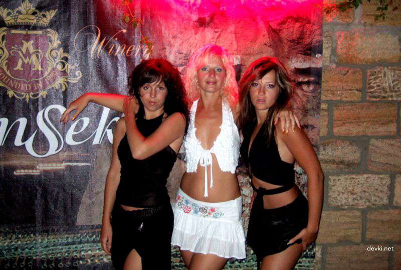 Amateur Friends with Hot Asses: Explicit Booty Photos