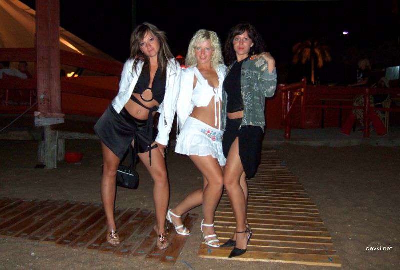 Amateur Friends with Hot Asses: Explicit Booty Photos