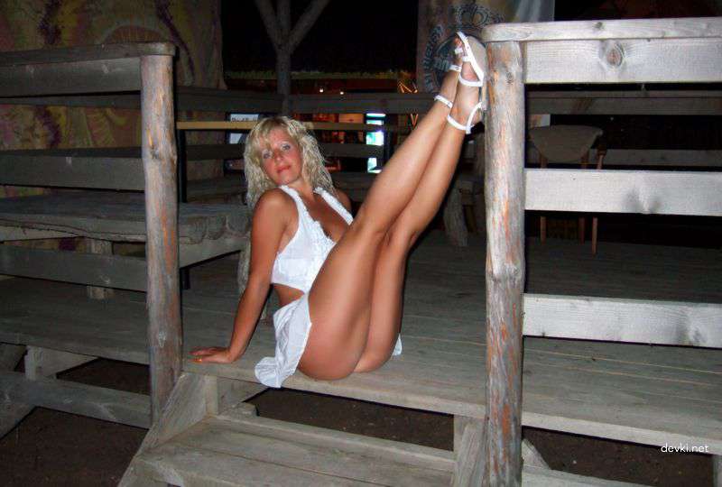 Amateur Friends with Hot Asses: Explicit Booty Photos