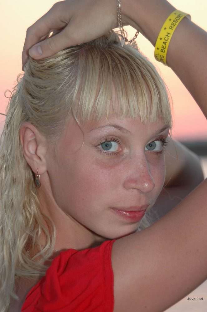 Hot Wet Blonde Erotica: Explicit Amateur Photo Shoot