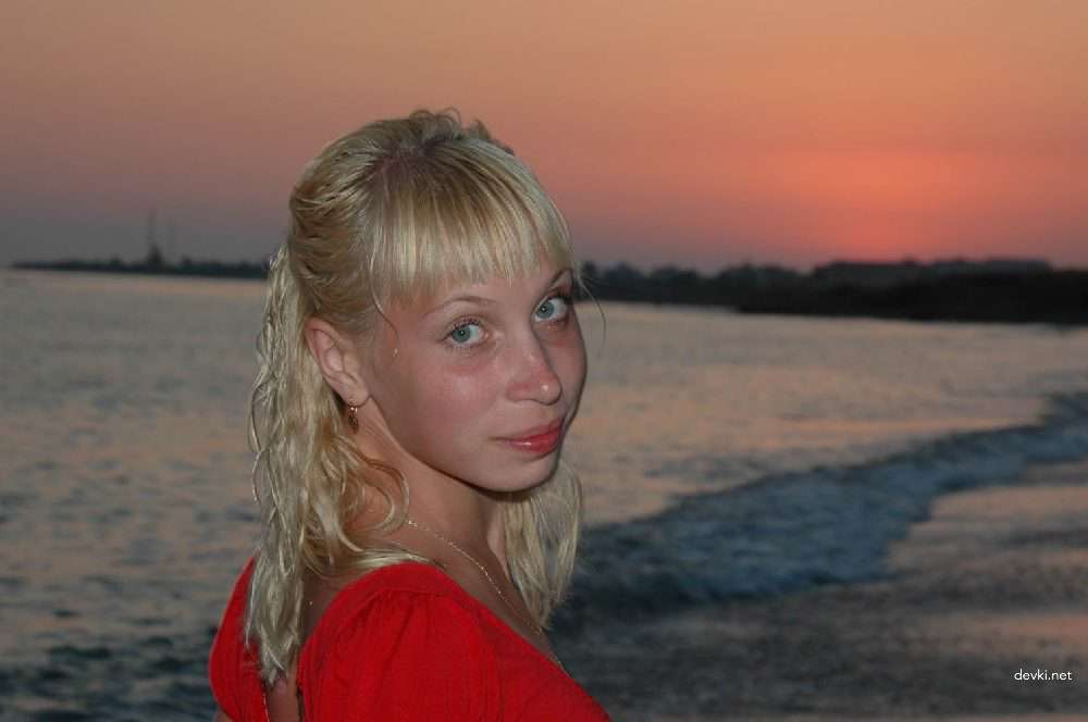 Hot Wet Blonde Erotica: Explicit Amateur Photo Shoot