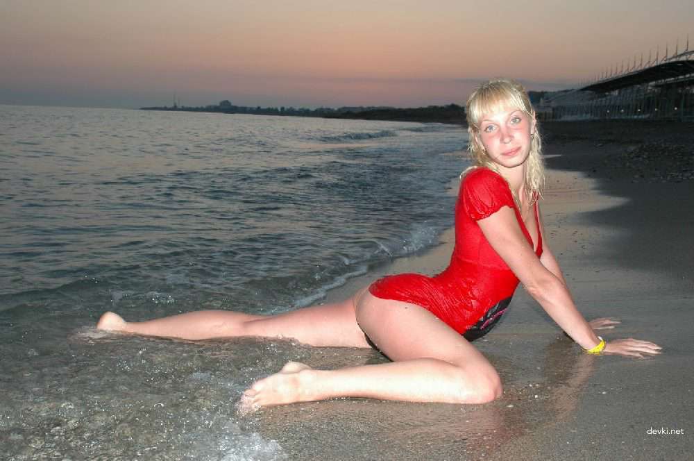 Hot Wet Blonde Erotica: Explicit Amateur Photo Shoot
