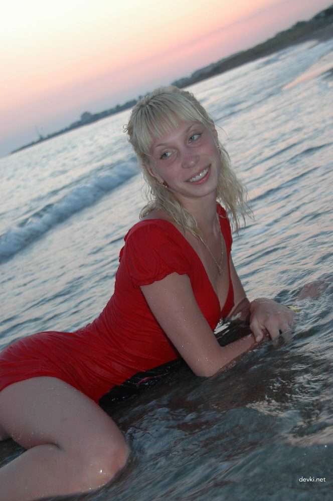 Hot Wet Blonde Erotica: Explicit Amateur Photo Shoot