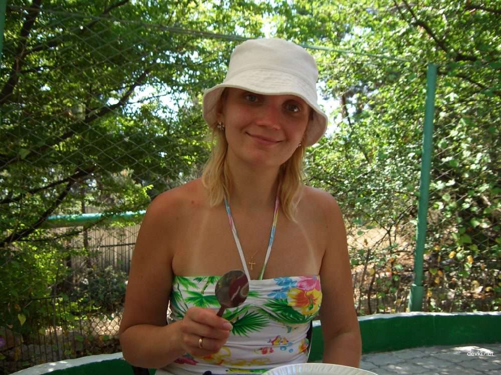 Wife's Erotic Vacation Photos: Amateur Explicit Erotica Captures!