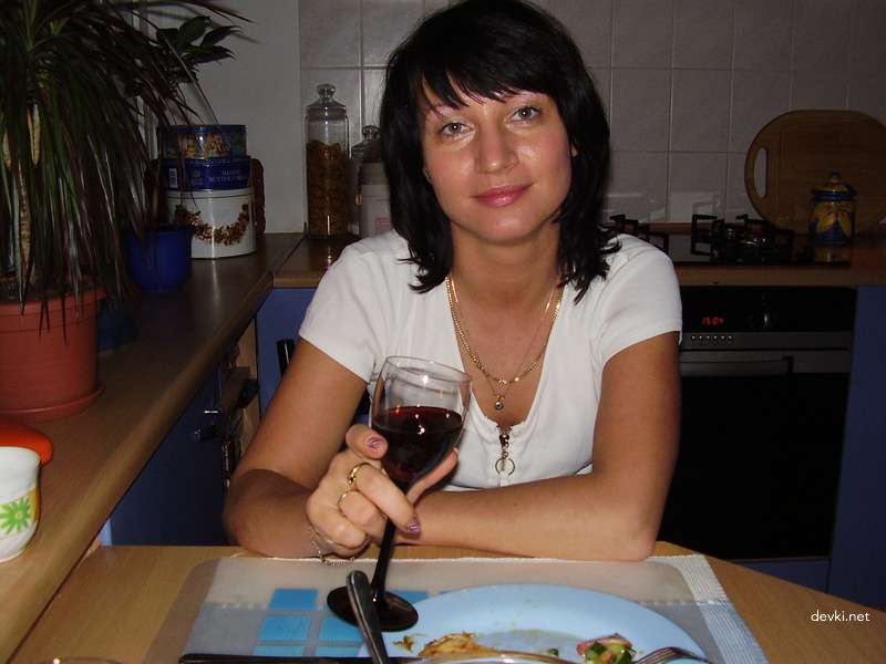 Explicit Intimate Photos: Woman Shows Off Her Private Pics