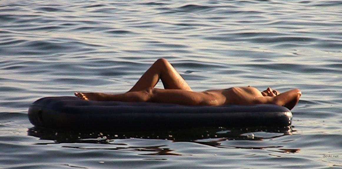 Naked woman with huge breasts on vacation: Explicit amateur photo