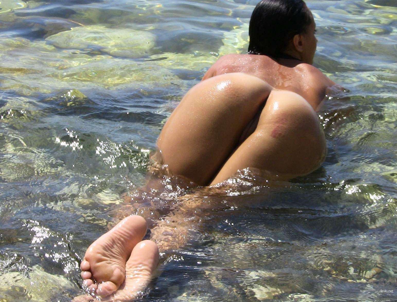 Naked woman with huge breasts on vacation: Explicit amateur photo