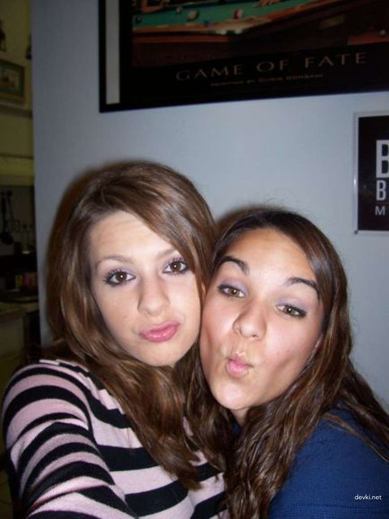 Seductive Amateur Girl in Private Photo - Hot and Sexy Young Woman Exposed