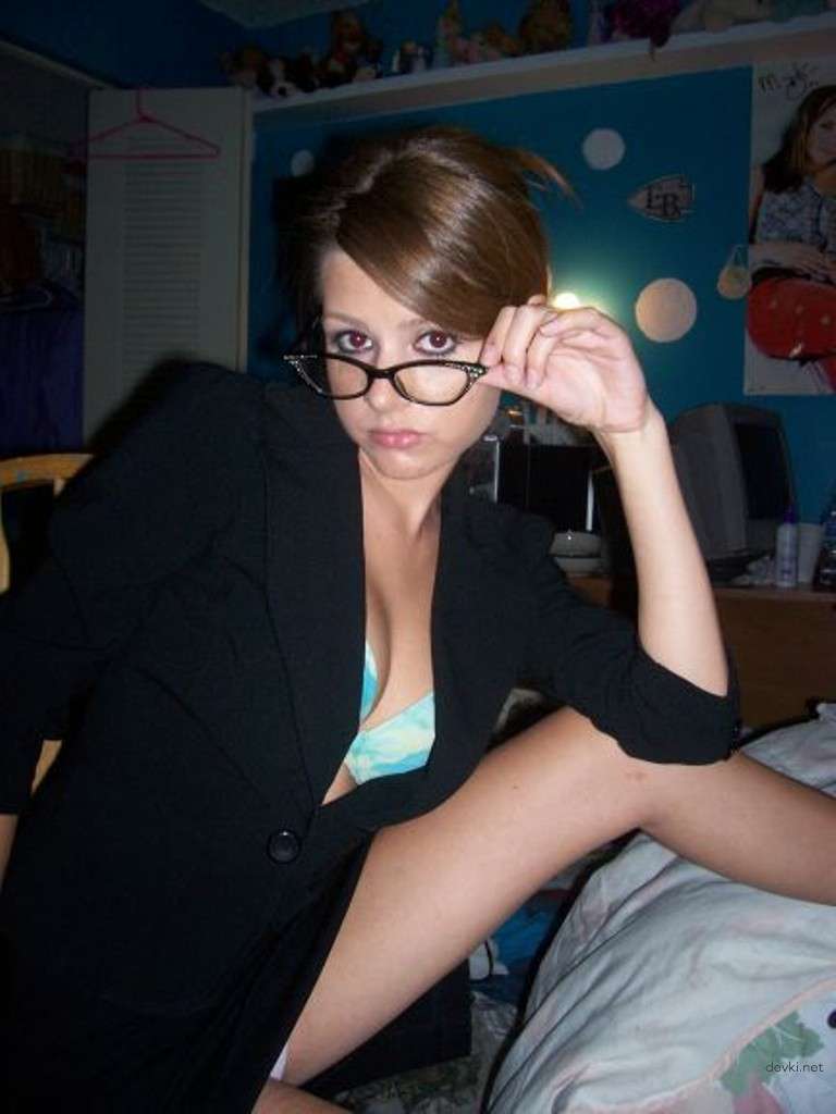 Seductive Amateur Girl in Private Photo - Hot and Sexy Young Woman Exposed