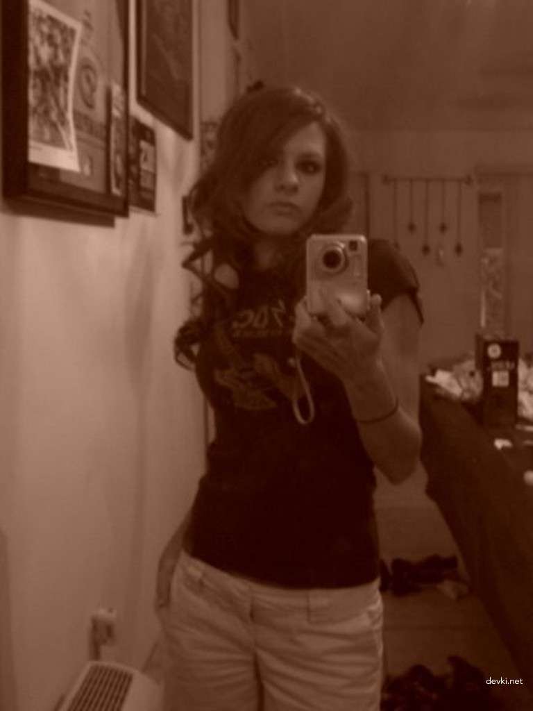 Seductive Amateur Girl in Private Photo - Hot and Sexy Young Woman Exposed