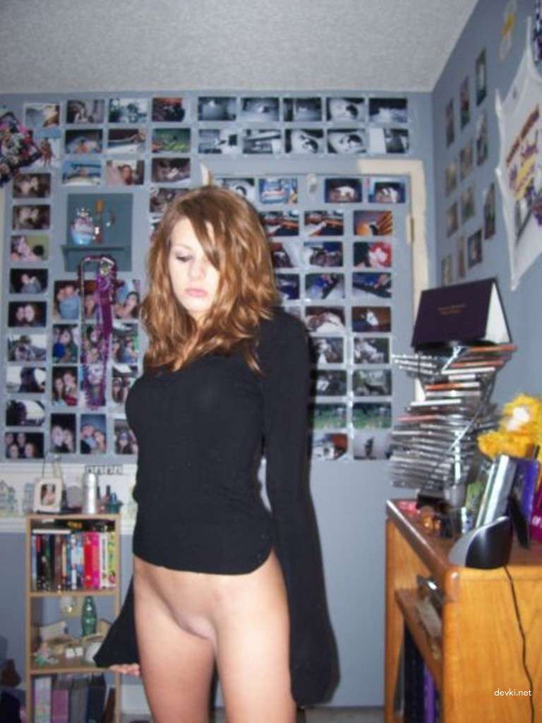 Seductive Amateur Girl in Private Photo - Hot and Sexy Young Woman Exposed