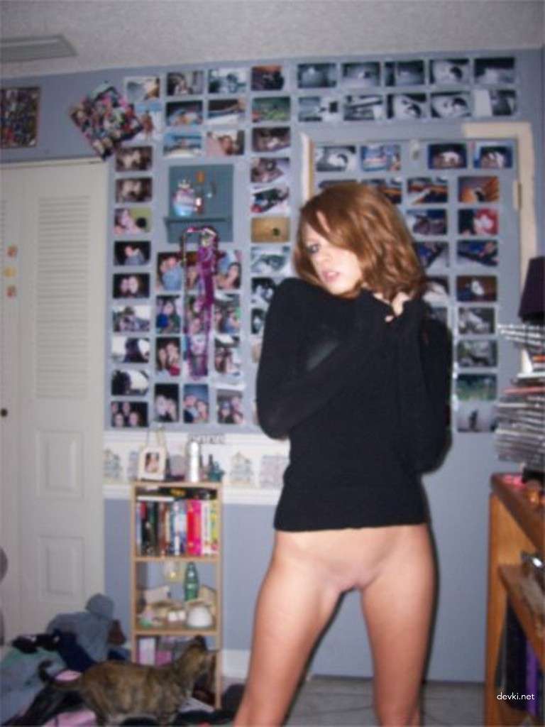 Seductive Amateur Girl in Private Photo - Hot and Sexy Young Woman Exposed