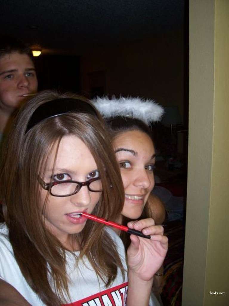 Seductive Amateur Girl in Private Photo - Hot and Sexy Young Woman Exposed