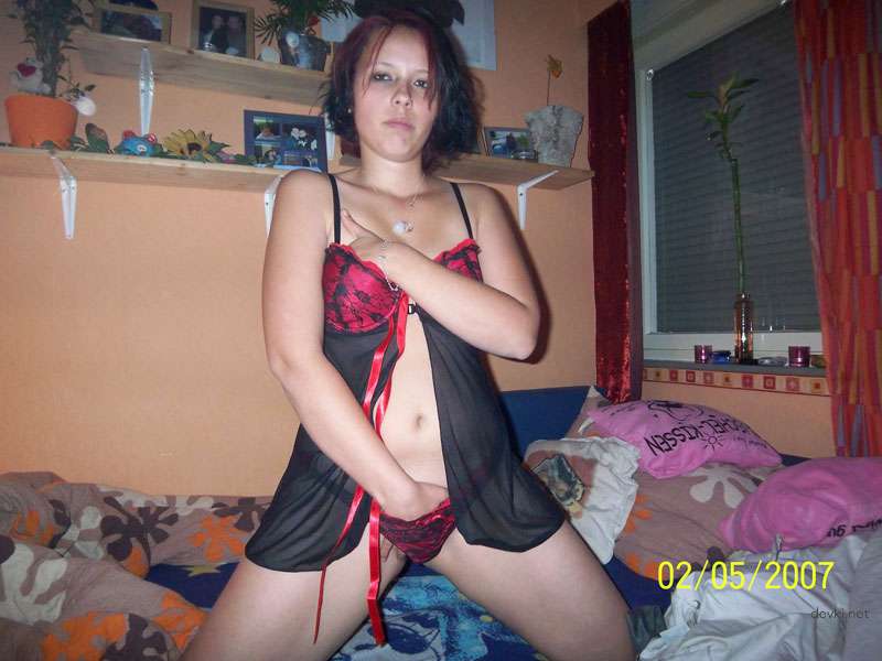 Explicit Amateur Nude Girls Home Photos: Uncensored XXX Pics