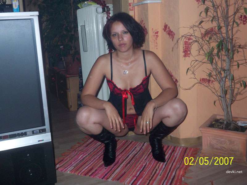 Explicit Amateur Nude Girls Home Photos: Uncensored XXX Pics