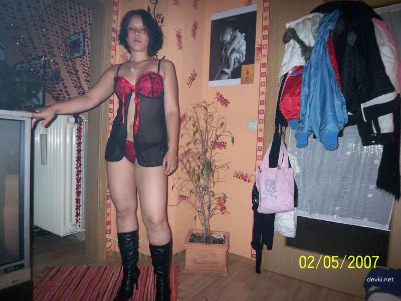 Explicit Amateur Nude Girls Home Photos: Uncensored XXX Pics