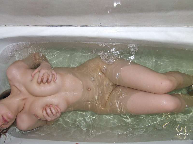 Explicit Nude Girls: Amateur Photo Collection of Cute Naked Women