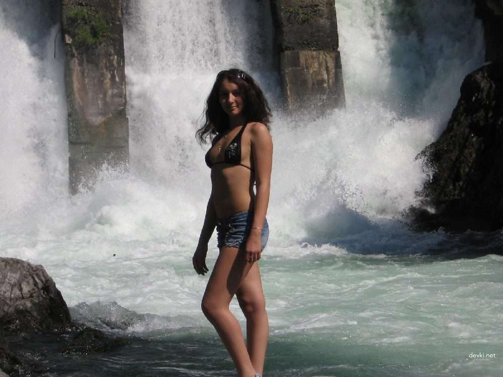 Skinny Girl Vacation Porn: Hot Babe Gets Naughty on Holiday