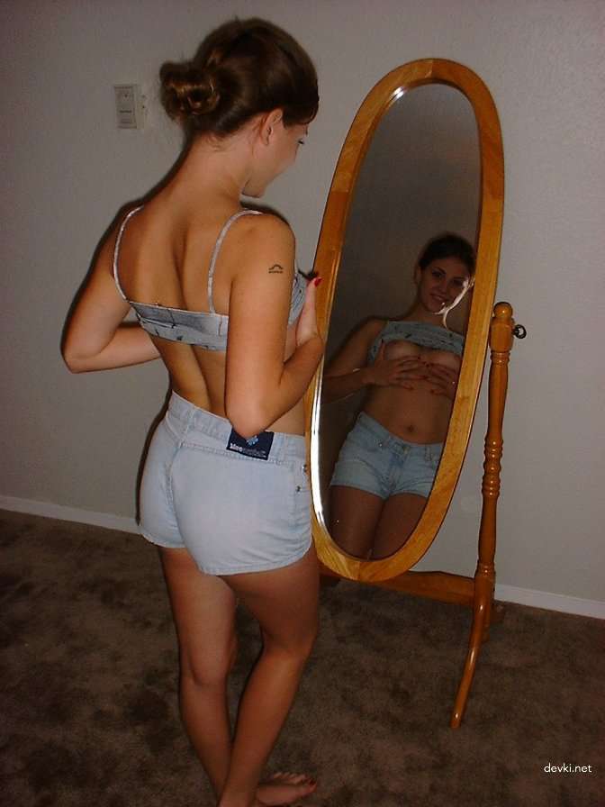 Hot Naked Babe with Perfect Ass - Explicit Amateur Photo