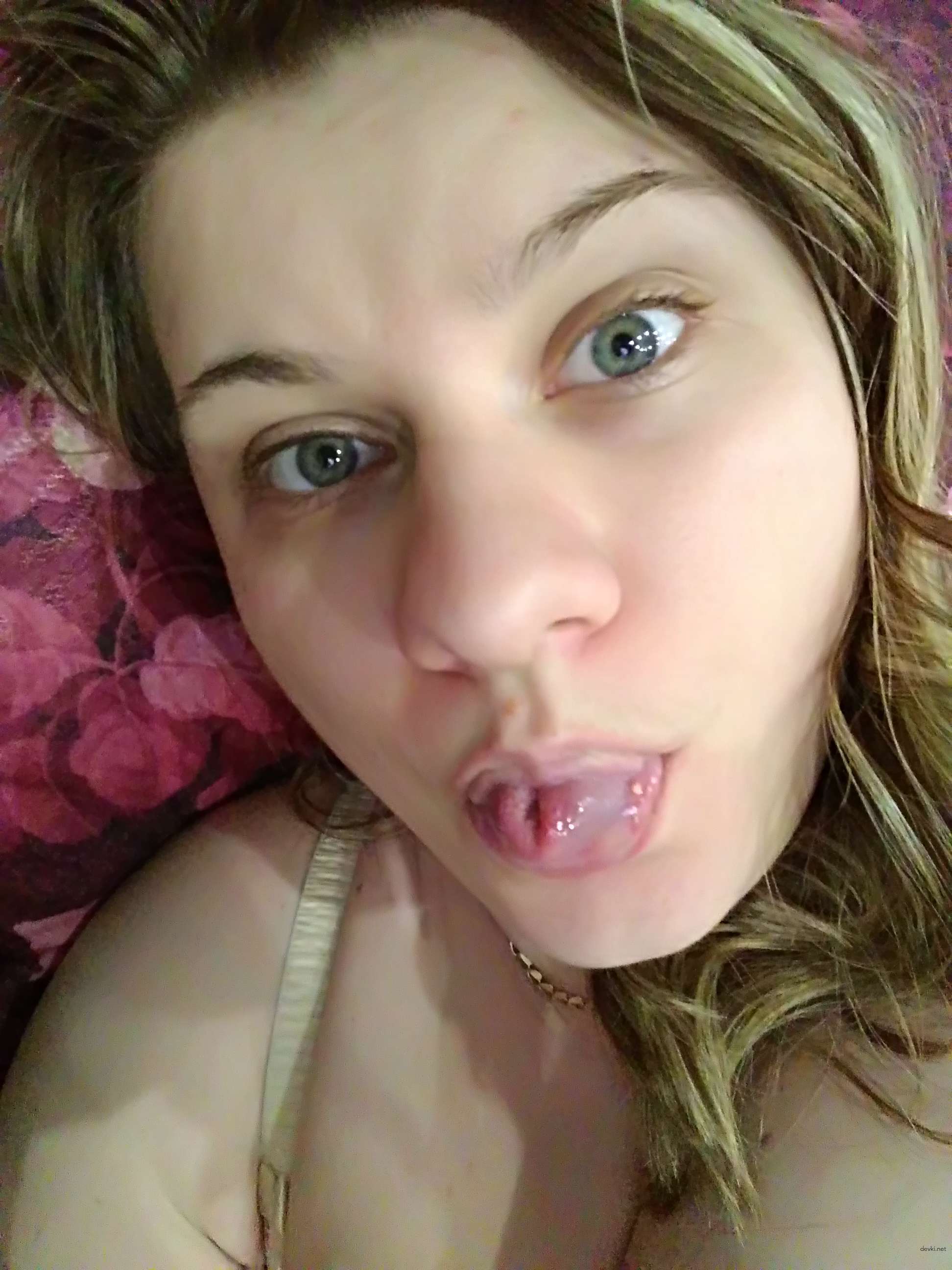 Sexy Babe Strips Naked: Amateur Beauty Exposing Herself Explicitly