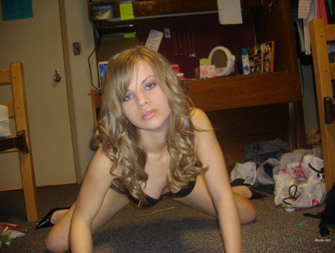 Private Erotic Photos of Beautiful Amateur Girl: Explicit and Sensual Imagery