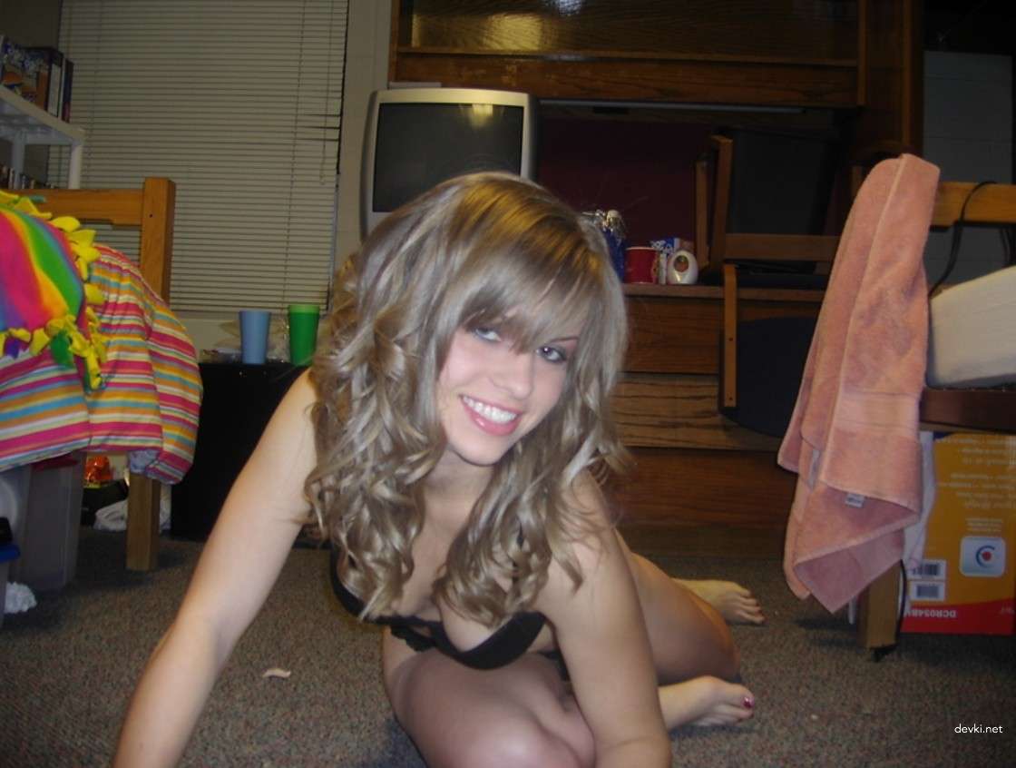 Private Erotic Photos of Beautiful Amateur Girl: Explicit and Sensual Imagery
