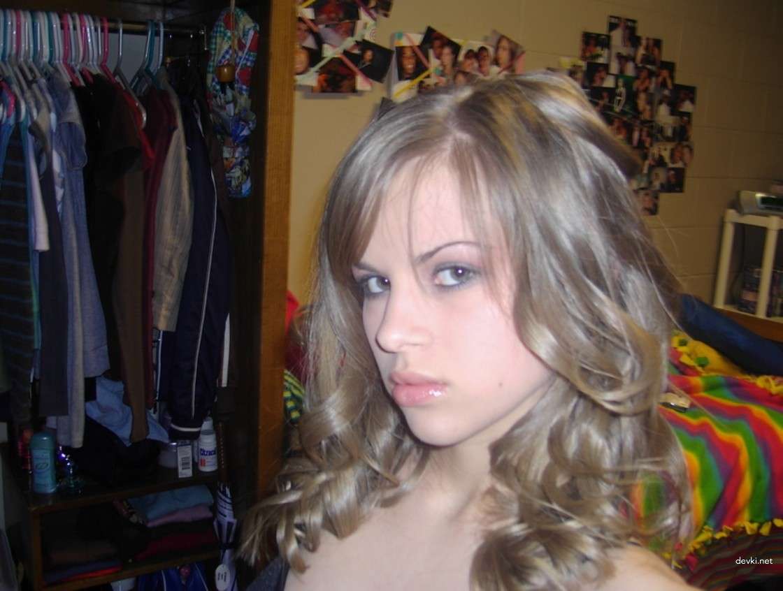 Private Erotic Photos of Beautiful Amateur Girl: Explicit and Sensual Imagery