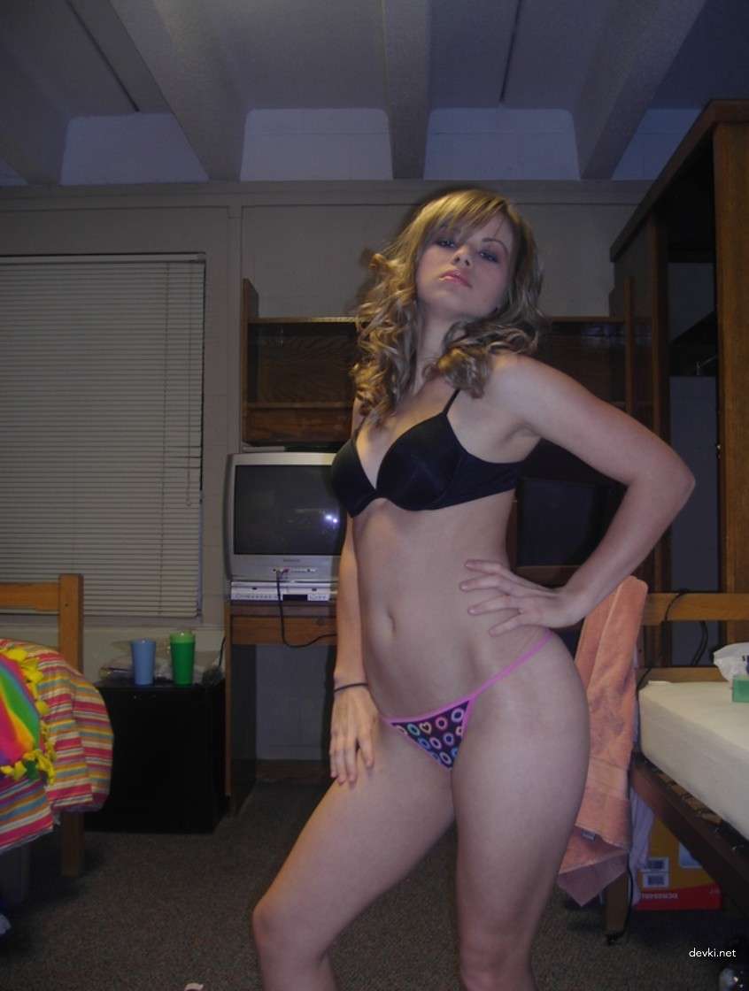 Private Erotic Photos of Beautiful Amateur Girl: Explicit and Sensual Imagery