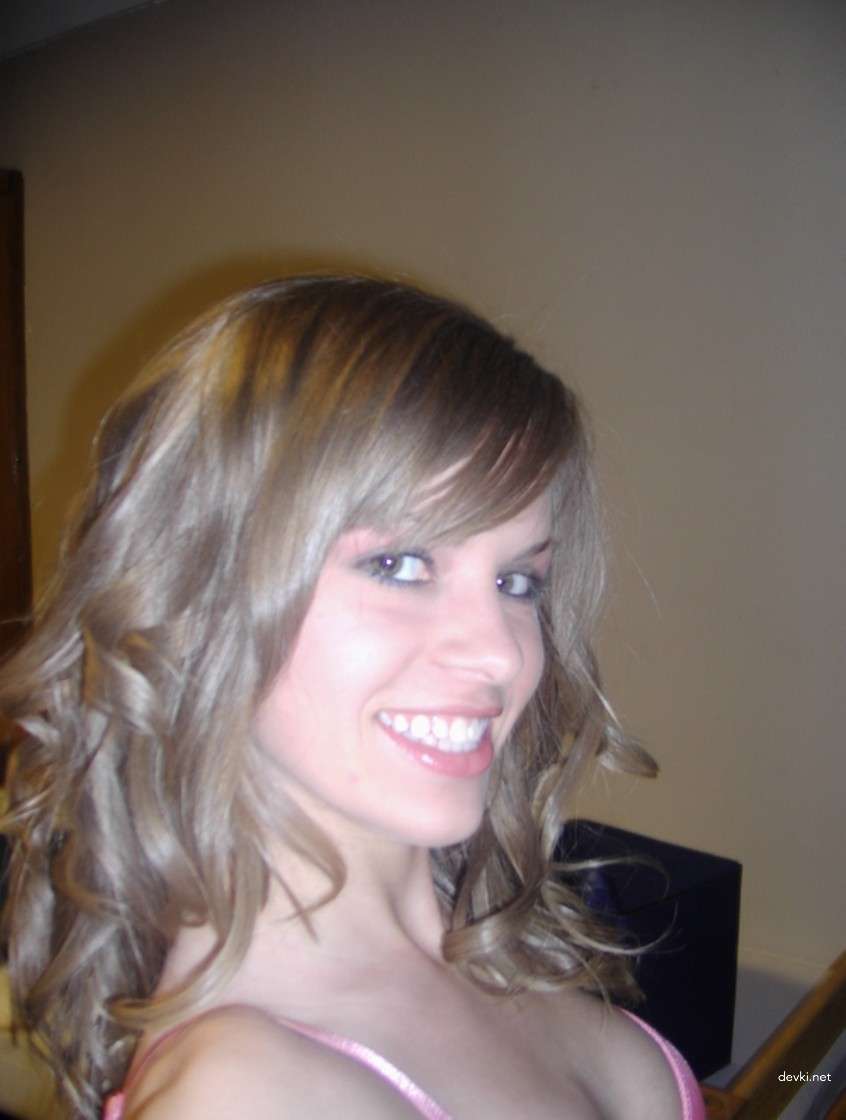 Private Erotic Photos of Beautiful Amateur Girl: Explicit and Sensual Imagery