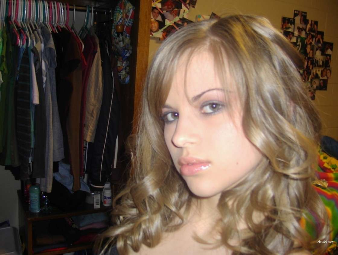 Private Erotic Photos of Beautiful Amateur Girl: Explicit and Sensual Imagery