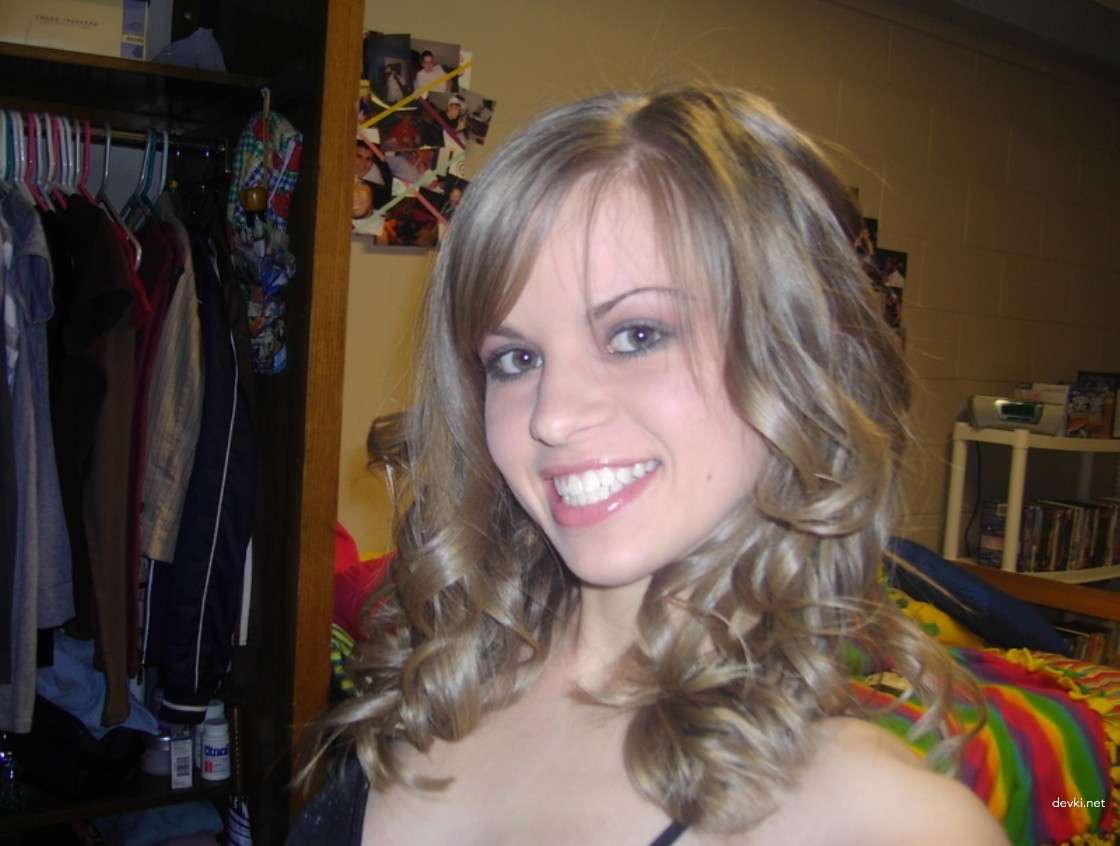 Private Erotic Photos of Beautiful Amateur Girl: Explicit and Sensual Imagery