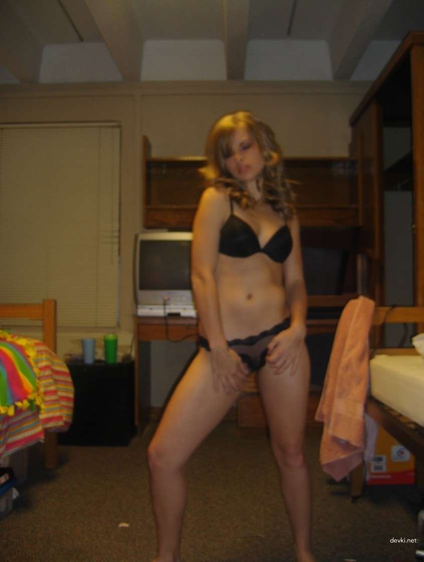 Private Erotic Photos of Beautiful Amateur Girl: Explicit and Sensual Imagery