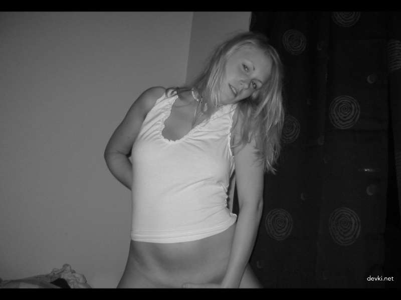 Amateur Busty Home Photoshoot: Explicit and Bold Content